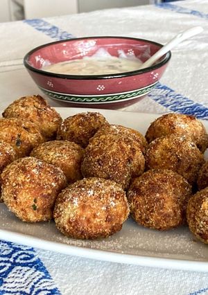 Foto di Polpette di patate e salsiccia con salsa allo yogurt e menta