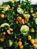 Ensalada de verdeo con garbanzos y huevos de codorniz