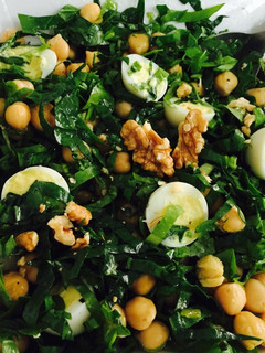 Una foto de Ensalada de verdeo con garbanzos y huevos de codorniz