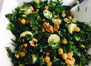 Una foto de Ensalada de verdeo con garbanzos y huevos de codorniz