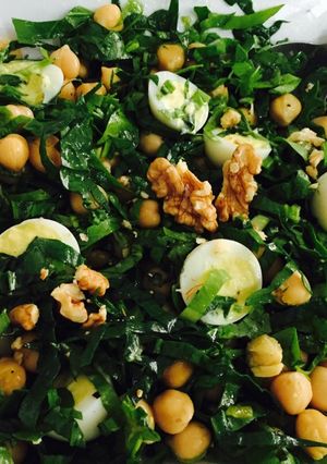 Una foto de Ensalada de verdeo con garbanzos y huevos de codorniz