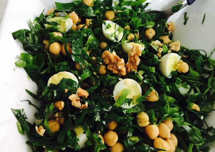 Ensalada de verdeo con garbanzos y huevos de codorniz