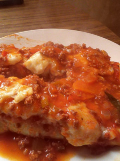 Una foto de Canelones de verdura con salsa roja y salsa bechamel