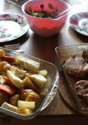 Una foto de Todo tostau, menos el pan y la ensalada
