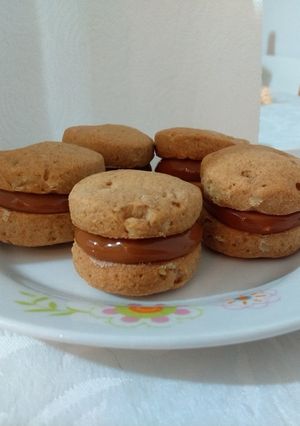 Una foto de Alfajores integrales de nuez