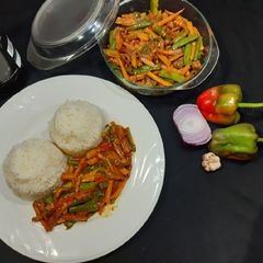 A picture of Shredded beef and veggie sauce.