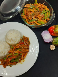 A picture of Shredded beef and veggie sauce.