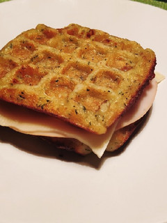 Una foto de Sándwich mixto con gofre salado de patata y calabacín