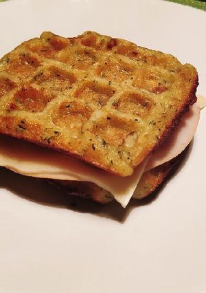 Una foto de Sándwich mixto con gofre salado de patata y calabacín