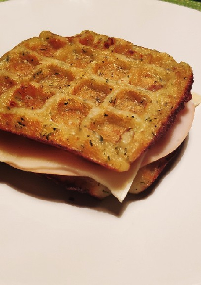 Una foto de Sándwich mixto con gofre salado de patata y calabacín