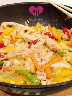 Una foto de WOK de verduras y pollo con fideos de arroz (noodles)