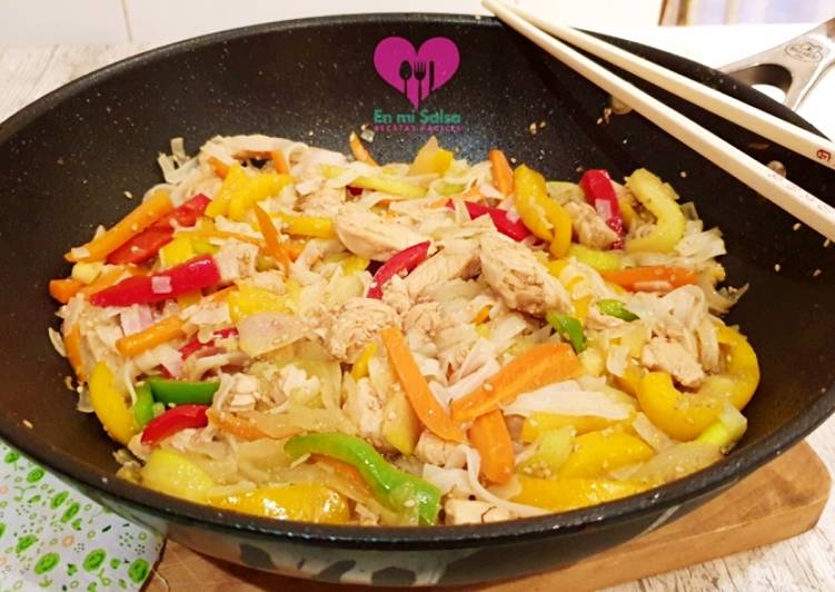 WOK de verduras y pollo con fideos de arroz (noodles) Receta de Belén