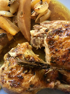Una foto de Pollo asado especiado con cebollitas francesas