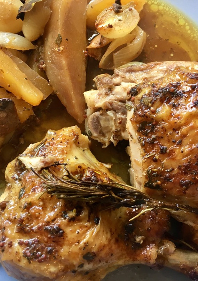 Una foto de Pollo asado especiado con cebollitas francesas