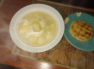 Una foto de Caldo de papa con huevo