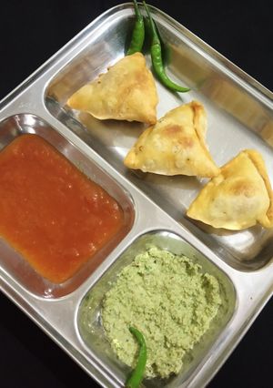 સમોસા (samosa recipe in gujarati) રેસીપી મુખ્ય ફોટો