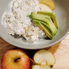 A picture of A Healthy Breakfast with Apple n Oats.