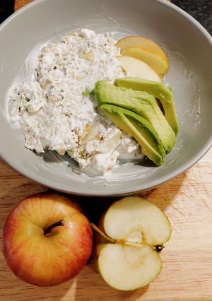 A picture of A Healthy Breakfast with Apple n Oats.