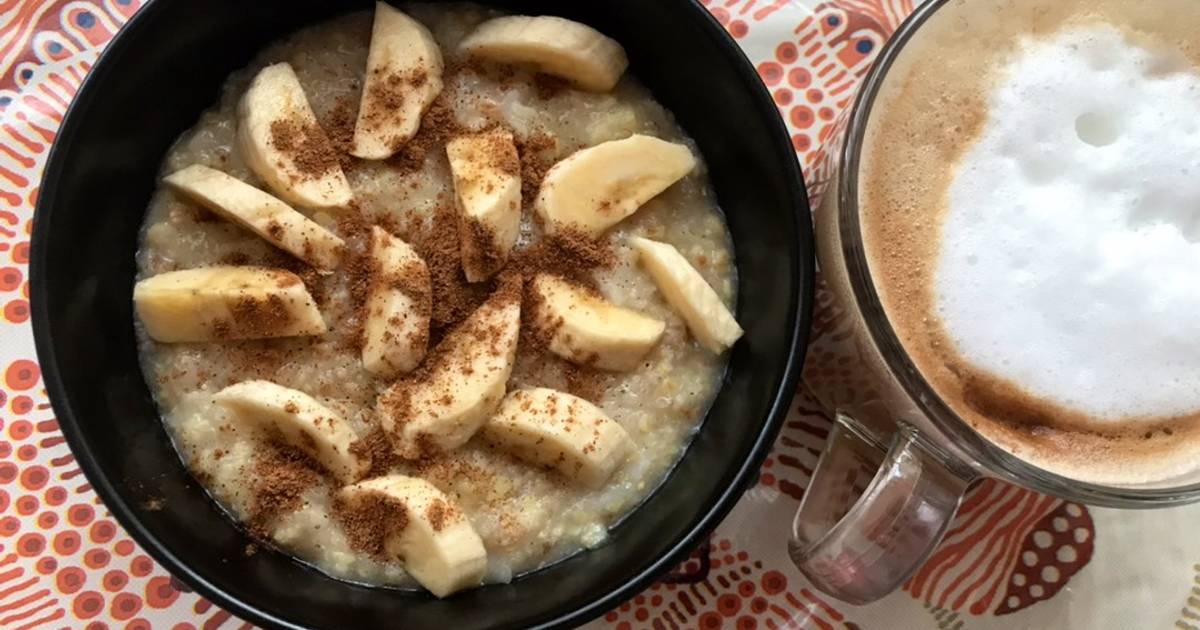 Овсяная каша на воде с бананом и корицей