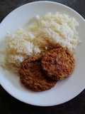Hamburguesas caseras y arroz blanco