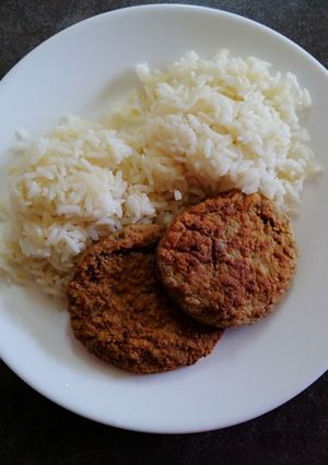 Una foto de Hamburguesas caseras y arroz blanco