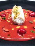 Cannolo di calamaro con burrata al basilico e pistacchi, Gazpacho di lamponi con ciliegie