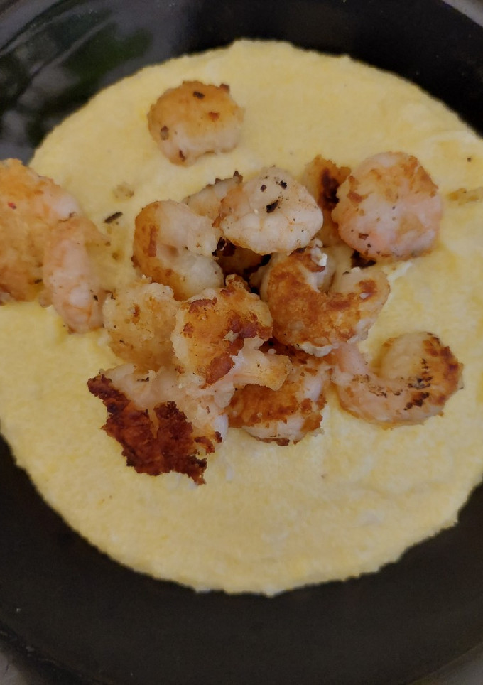 Una foto de Polenta a la cebolla con camarones