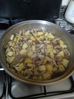 Una foto de Patatas con champiñones y bacon. Fácil, rápido y sencillo