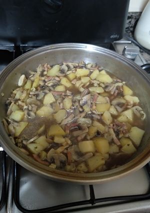 Una foto de Patatas con champiñones y bacon. Fácil, rápido y sencillo