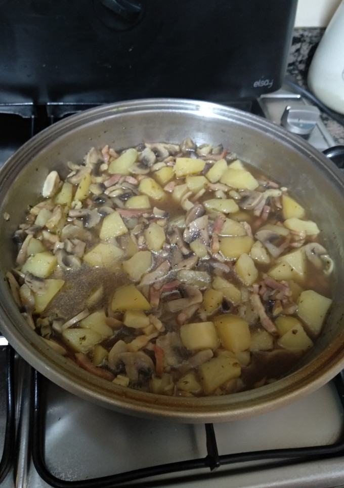 Una foto de Patatas con champiñones y bacon. Fácil, rápido y sencillo