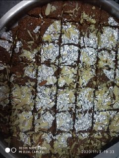 बेसन की बर्फी (besan ki barfi recipe in hindi) रेसिपी मुख्य फोटो