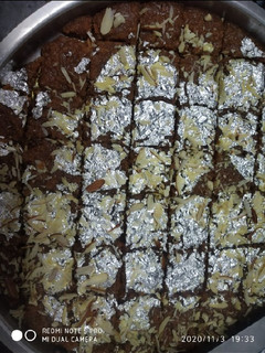 बेसन की बर्फी (besan ki barfi recipe in hindi) रेसिपी मुख्य फोटो