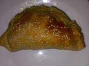Una foto de empanadas de espinaca con queso