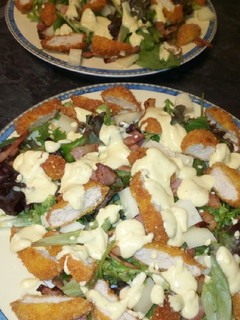 Una foto de Ensalada con nuggets