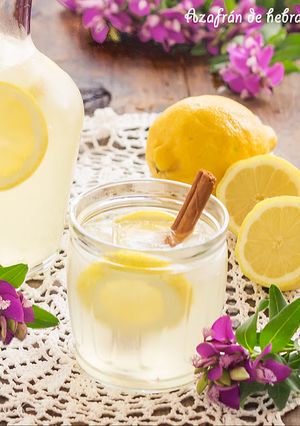 Una foto de Limoná o limonada con vino blanco