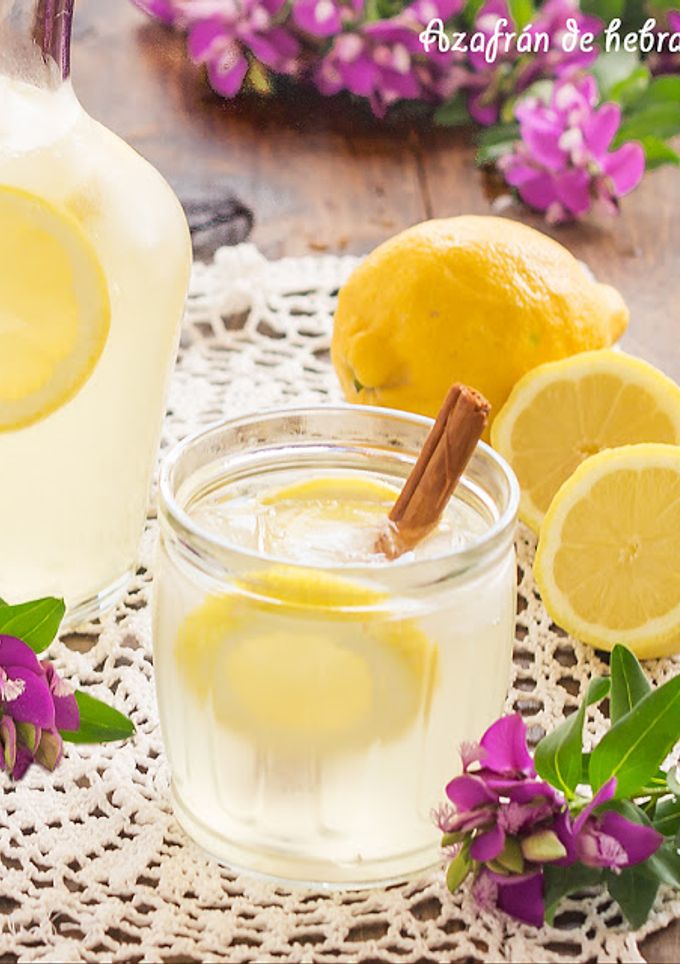 Una foto de Limoná o limonada con vino blanco