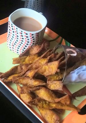 A picture of Moong dal twisties.