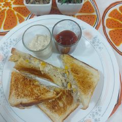 Chicken ranchi dressing sauce sandwiches A picture of Chicken ranchi dressing sauce sandwiches.