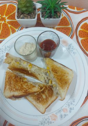 A picture of Chicken ranchi dressing sauce sandwiches.