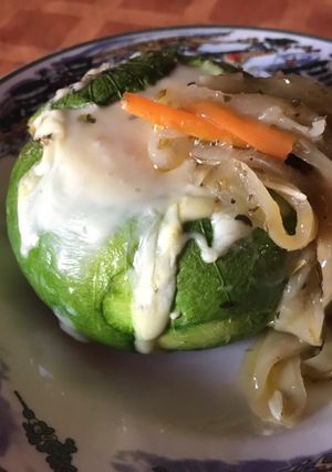 Una foto de Zapallito relleno de verduras y queso
