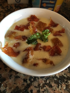 Una foto de Sopa fría de melón con crujientes y menta