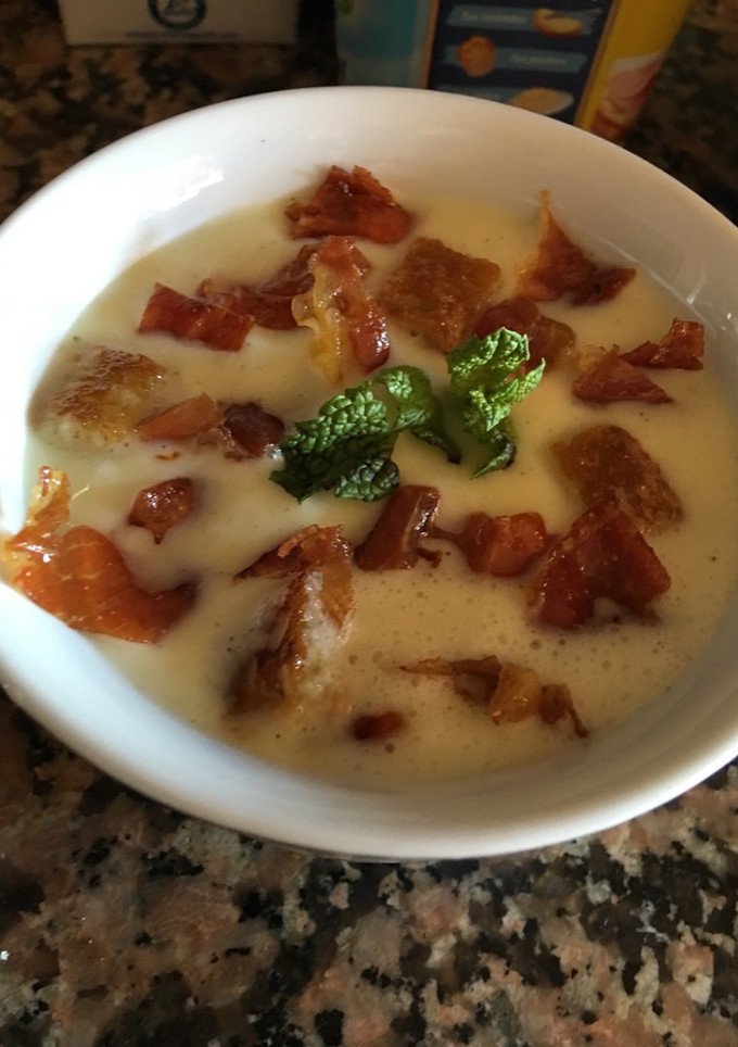 Una foto de Sopa fría de melón con crujientes y menta