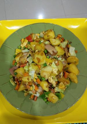 A picture of Potatoes in veggie sauce.