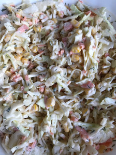 Una foto de Ensaladilla de col, zanahoria y maíz dulce