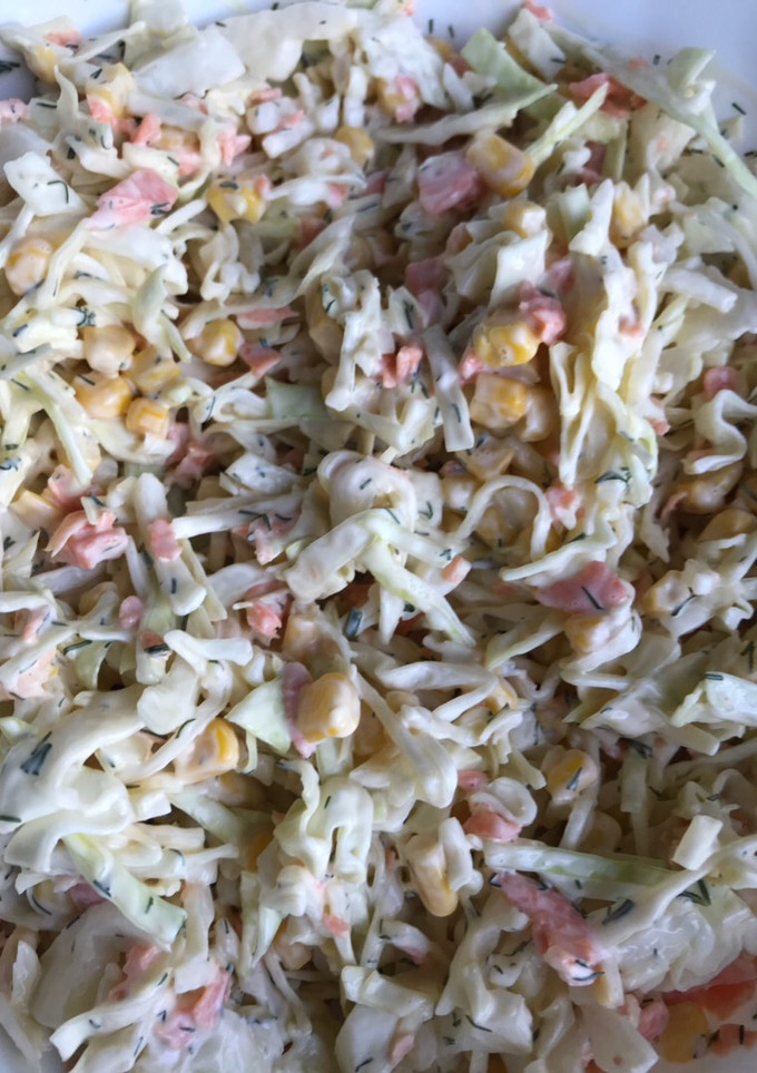 Una foto de Ensaladilla de col, zanahoria y maíz dulce
