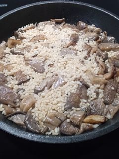 Una foto de Arroz con setas