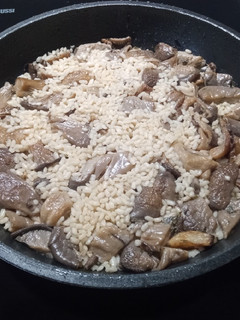 Una foto de Arroz con setas