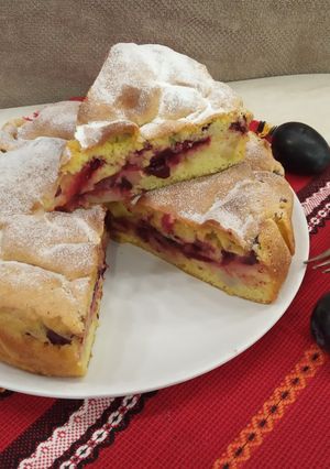 Фото Шарлотка с яблоками и сливами.