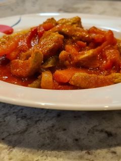 Una foto de Tiras de solomillo de cerdo guisadas con verduras