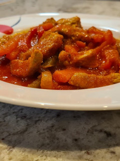 Una foto de Tiras de solomillo de cerdo guisadas con verduras